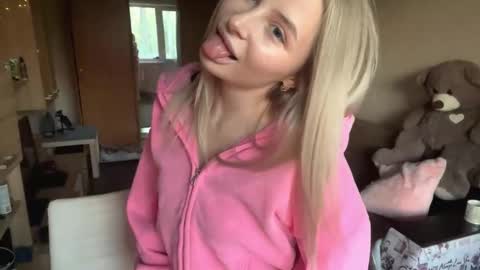 Vi  Victoria online show from October 23, 2:18 pm