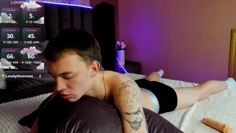 Derek online show from December 14, 9:32 pm