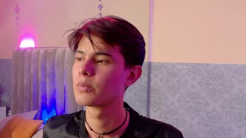 derek_sinn online show from April 30, 9:08 pm