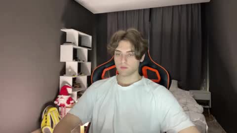 devilnut1 online show from November 17, 6:49 am