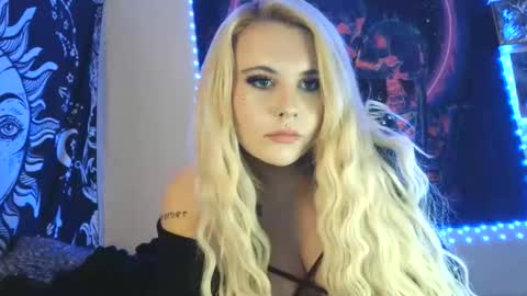 Snapshot of devyn_winter chatting on October 27, 7:25 pm devyn winter online show from October 27, 7:25 pm