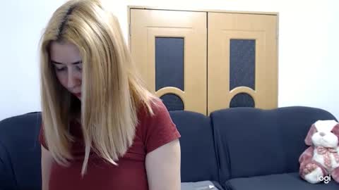 Snapshot of dianasmiey7 chatting on February 17, 9:35 am dianasmiey7 online show from February 17, 9:35 am