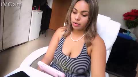 diosadeluniverso_ online show from November 8, 8:45 pm