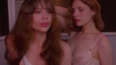 Snapshot of divine_lights chatting on October 10, 9:41 pm Eva and Lucia online show from October 10, 9:41 pm
