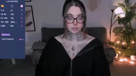 dixipixi_ online show from April 16, 6:02 am