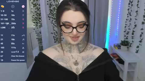 dixipixi_ online show from May 14, 6:33 am