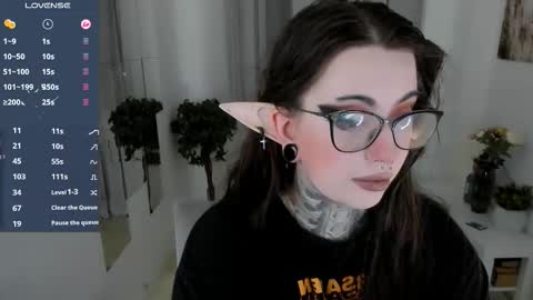 dixipixi_ online show from October 9, 5:57 am