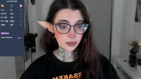 dixipixi_ online show from October 18, 6:28 am