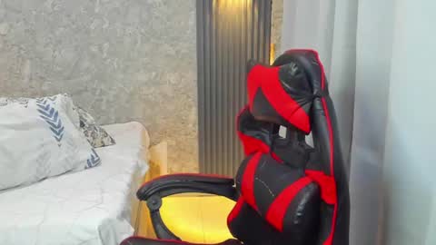 dominic_sg online show from June 18, 12:10 pm