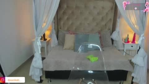 dreamleah_ online show from April 12, 1:09 am