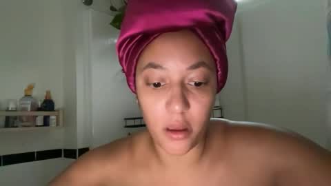 RIRI OR DREAMY online show from December 19, 5:08 pm