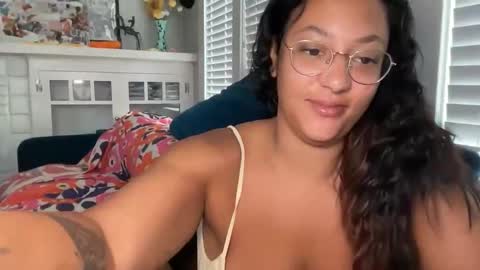 RIRI OR DREAMY online show from April 8, 3:15 pm