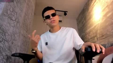 dylanroyce_ online show from May 18, 12:33 pm