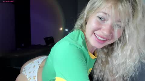Snapshot of e___lisa chatting on December 9, 3:18 am fansly - yourbestbaby online show from December 9, 3:18 am