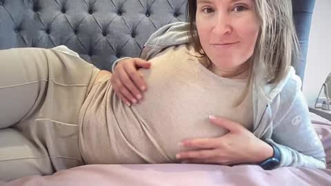 Nadia Ferreira  online show from December 1, 10:35 am