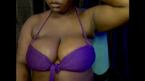 Snapshot of ebony_plumx12 chatting on October 11, 9:07 pm Prisy online show from October 11, 9:07 pm
