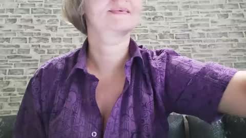 edithmanning online show from November 17, 6:49 am