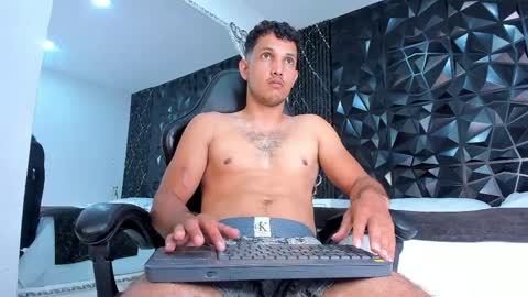 YG COUPLE online show from April 1, 9:56 pm