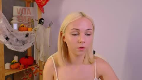 Snapshot of elenamonroee chatting on October 22, 5:21 am elenamonroee online show from October 22, 5:21 am