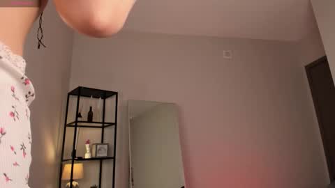 Elfie online show from September 14, 7:10 am