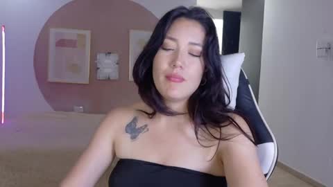 eliiih_ online show from May 21, 7:53 pm
