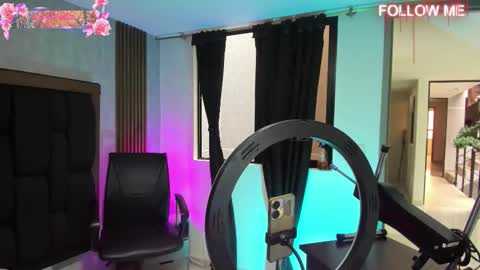 ELISE LEYTON online show from December 18, 7:09 pm