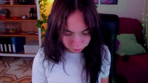 Snapshot of elise_noir chatting on October 21, 4:21 pm Elise online show from October 21, 4:21 pm
