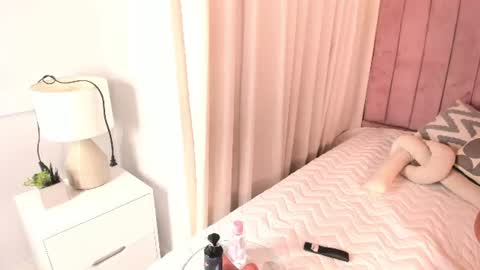elizabeth_roche online show from June 18, 11:59 am