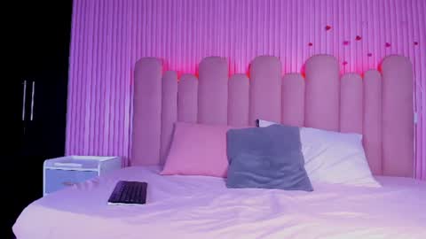 elizabethbloomm online show from June 30, 4:01 am