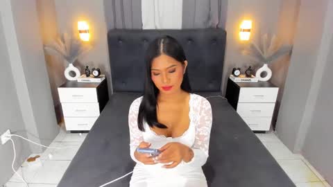 Snapshot of ella______ chatting on December 3, 8:33 pm Ella online show from December 3, 8:33 pm