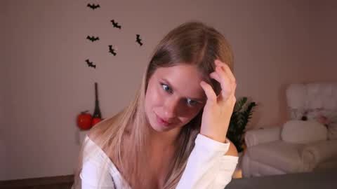 Ella online show from November 2, 7:14 pm