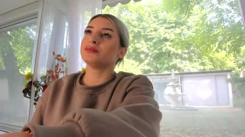 ella_vee online show from May 14, 7:39 am