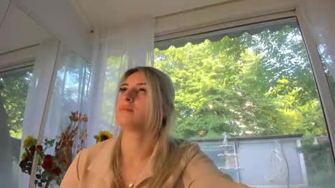 ella_vee online show from May 11, 4:41 am