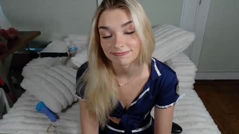 ellalowe online show from May 3, 11:33 pm