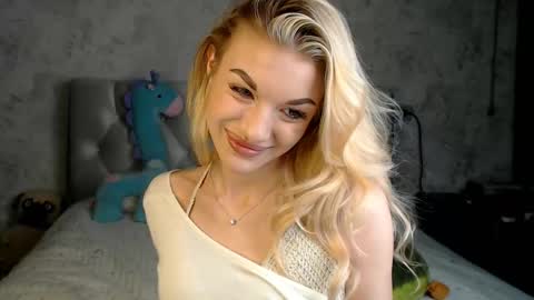 ellamilla online show from March 17, 1:38 pm