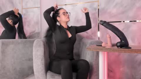  ella  online show from December 1, 11:30 am