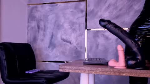  ella  online show from May 7, 11:39 am