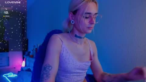 Ellie online show from August 3, 3:51 pm