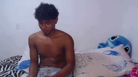 Snapshot of ellie_andy19 chatting on February 10, 3:35 am kev  dani online show from February 10, 3:35 am