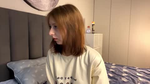 Snapshot of ellie_hollow chatting on September 23, 7:35 am Ellie online show from September 23, 7:35 am