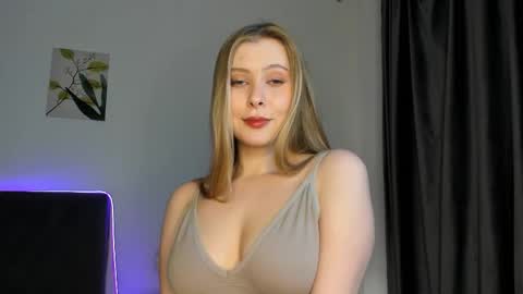 elliedi online show from September 18, 9:08 pm