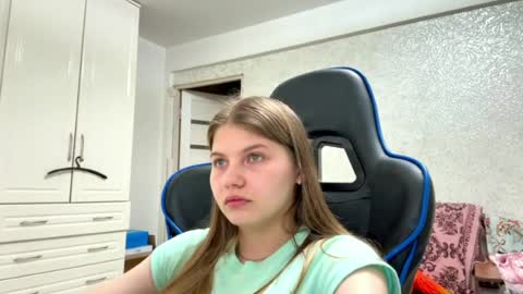 Elly online show from August 6, 10:35 am