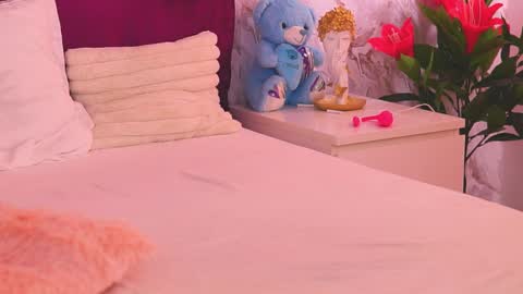 EllinaNuria online show from April 11, 7:45 am