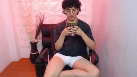 elliot_03 online show from June 1, 11:33 am