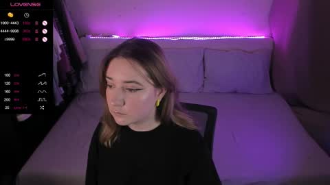 Snapshot of elovinora chatting on October 28, 7:42 am Ela give me a thumbs up if you like it  and this is important for the development of the account online show from October 28, 7:42 am