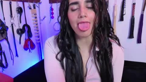 elowen_halley1 online show from May 5, 6:24 pm