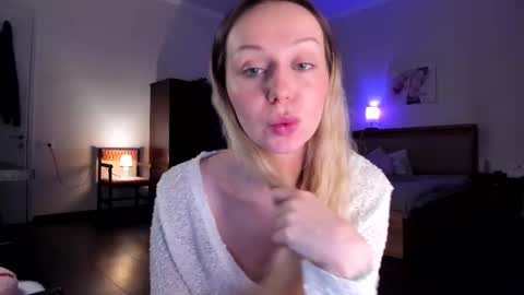 Emilie online show from March 25, 6:03 pm