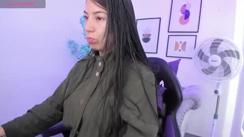 Snapshot of ema_louisx chatting on January 29, 12:13 pm Ema louisx  online show from January 29, 12:13 pm