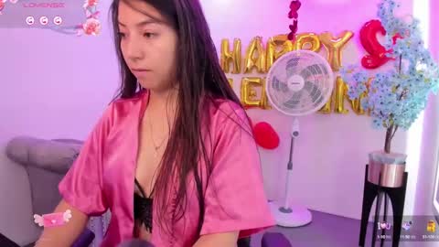 Snapshot of ema_louisx chatting on February 18, 12:17 pm Ema louisx  online show from February 18, 12:17 pm