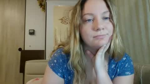 Snapshot of emerieskye chatting on October 16, 5:45 pm EmerieSkye online show from October 16, 5:45 pm